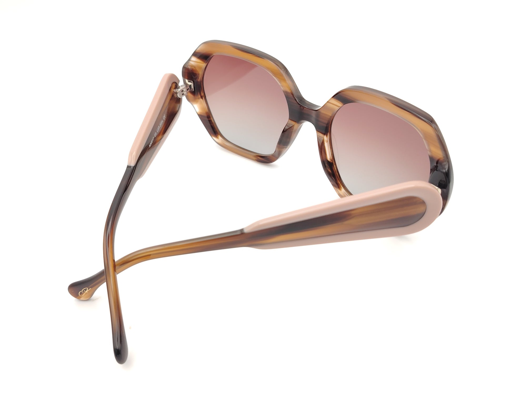 gafas de sol polarizadas oversize veteadas en tonos marrón miel con varillas color maquillaje