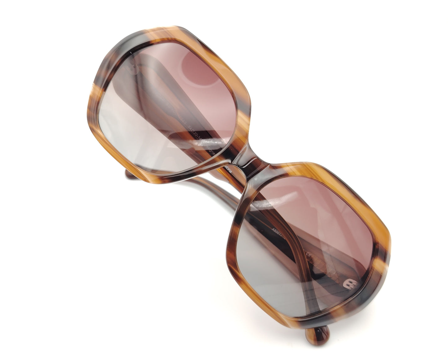 gafas de sol polarizadas oversize veteadas en tonos marrón miel con varillas color maquillaje
