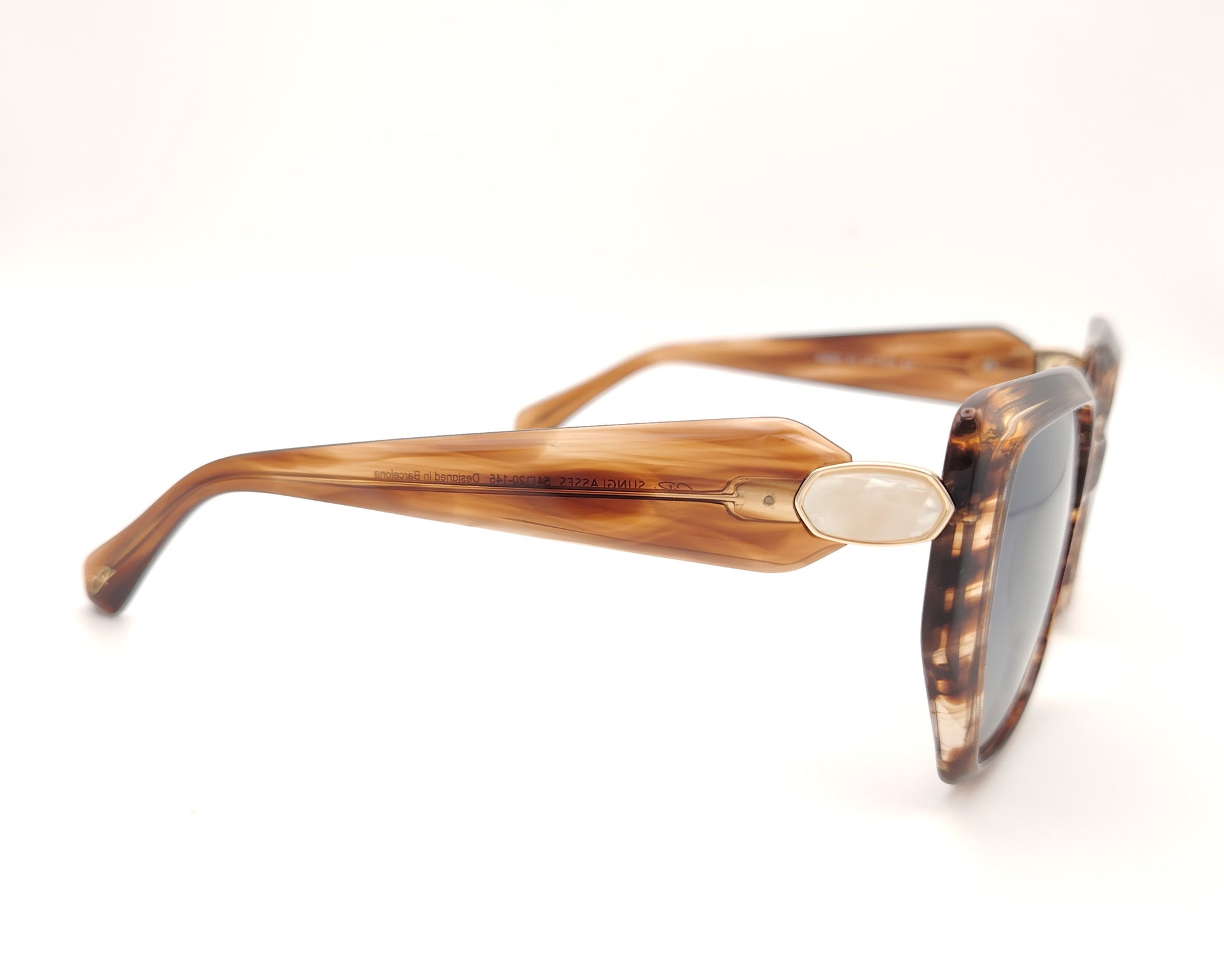 gafas de sol polarizadas cuadradas oversize color miel veteado con detalle decorativo en las varillas