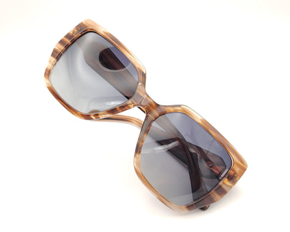 gafas de sol polarizadas cuadradas oversize color miel veteado con detalle decorativo en las varillas