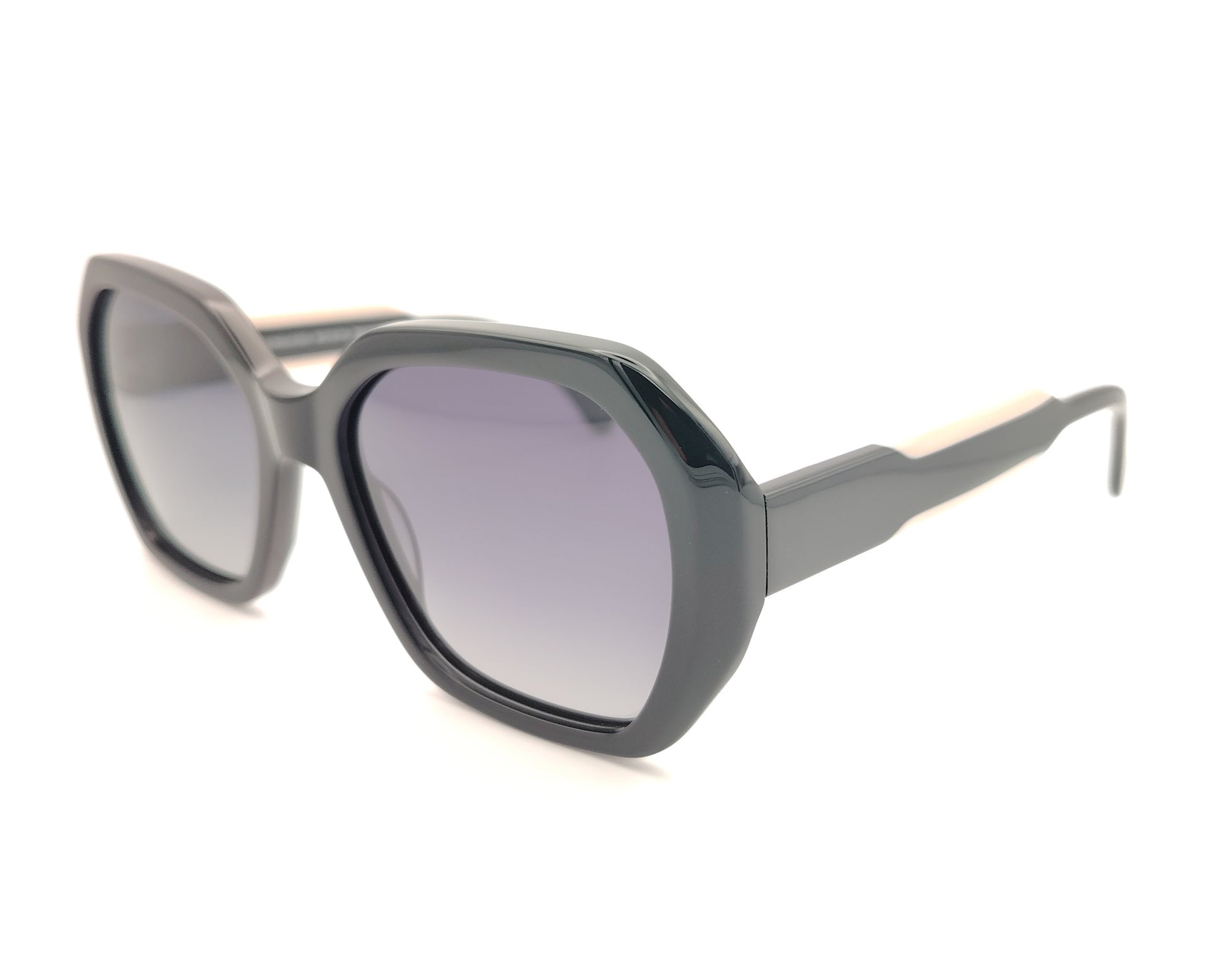 gafas de sol de pasta negra oversice con lentes negras degradadas polarizadas y detalle blanco en varillas