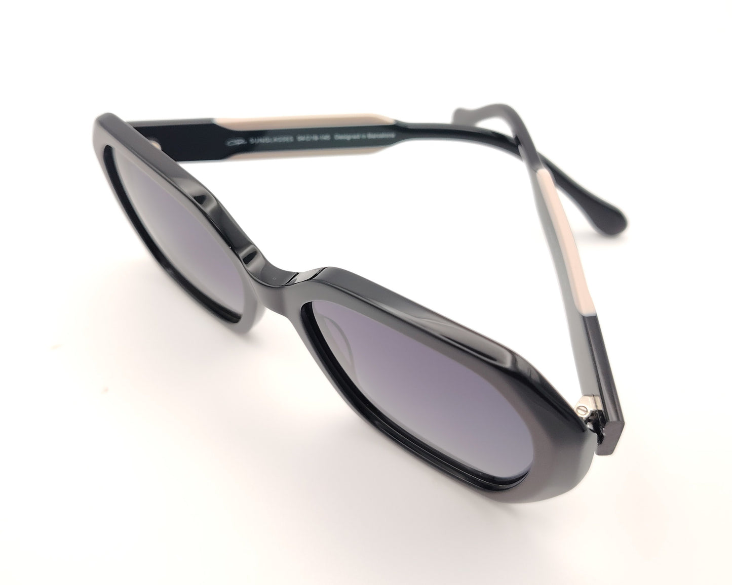 gafas de sol de pasta negra oversice con lentes negras degradadas polarizadas y detalle blanco en varillas