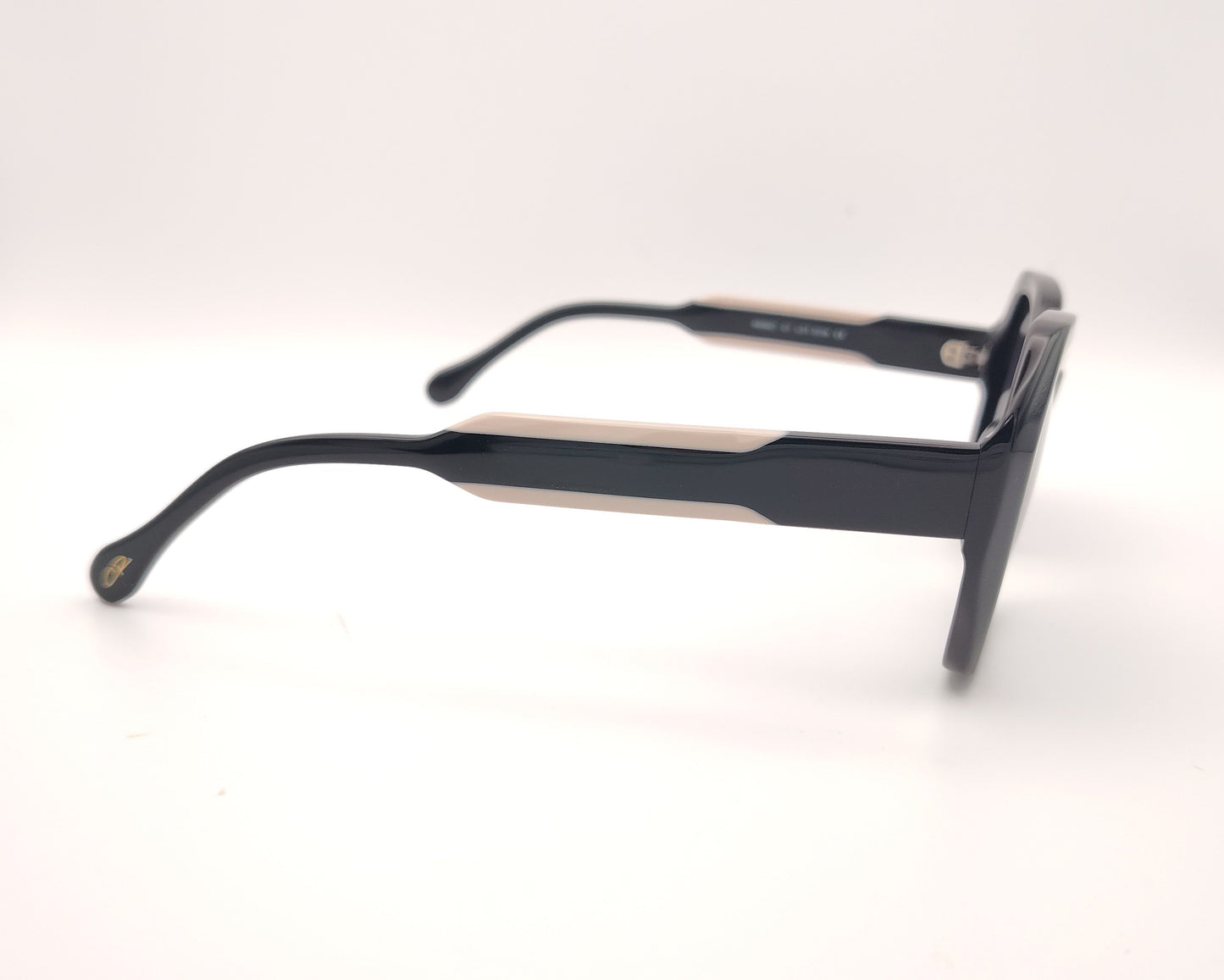 gafas de sol de pasta negra oversice con lentes degradadas polarizadas y detalle blanco en varillas