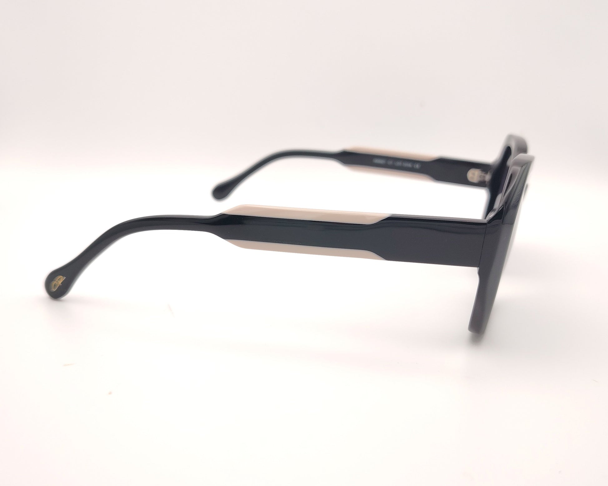 gafas de sol de pasta negra oversice con lentes degradadas polarizadas y detalle blanco en varillas