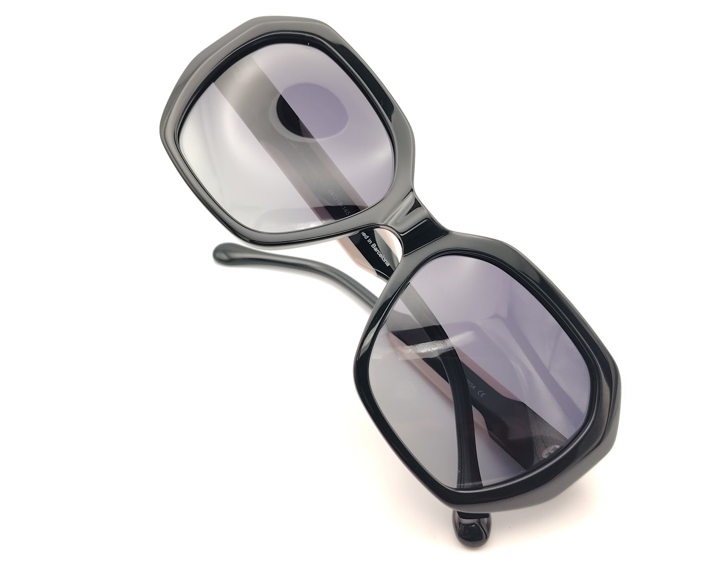 gafas de sol de pasta negra oversice con lentes negras degradadas polarizadas y detalle blanco en varillas