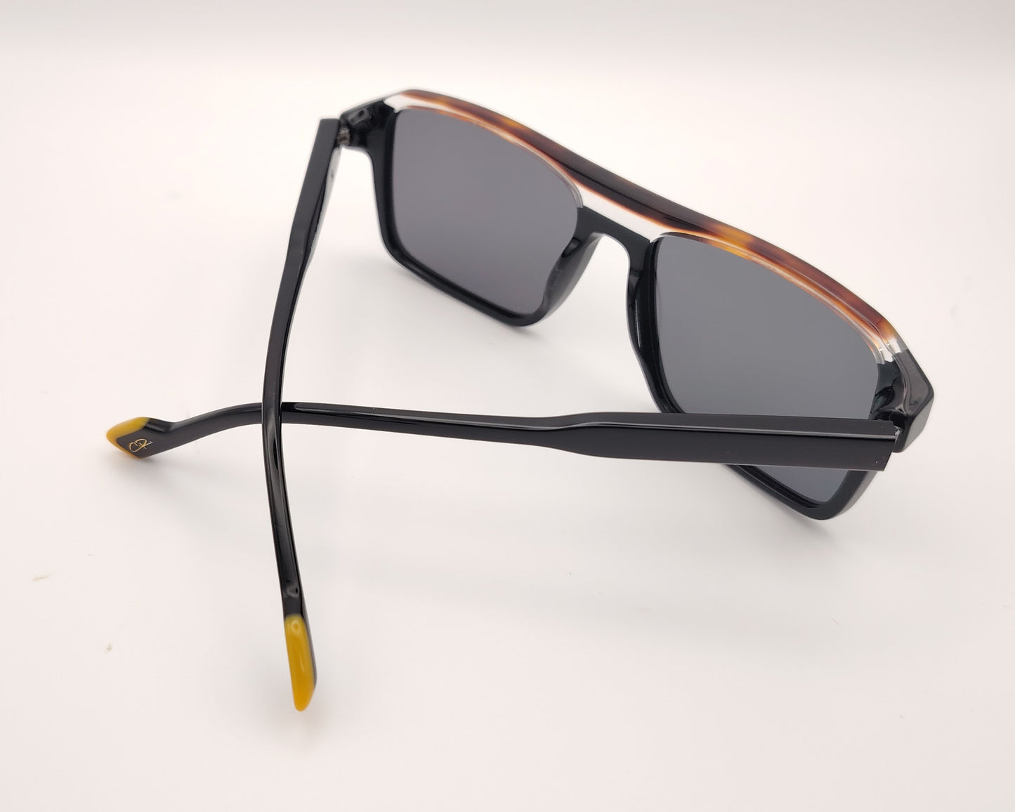 gafas de sol polarizadas negras cuadradas con detalle superior translúcido
