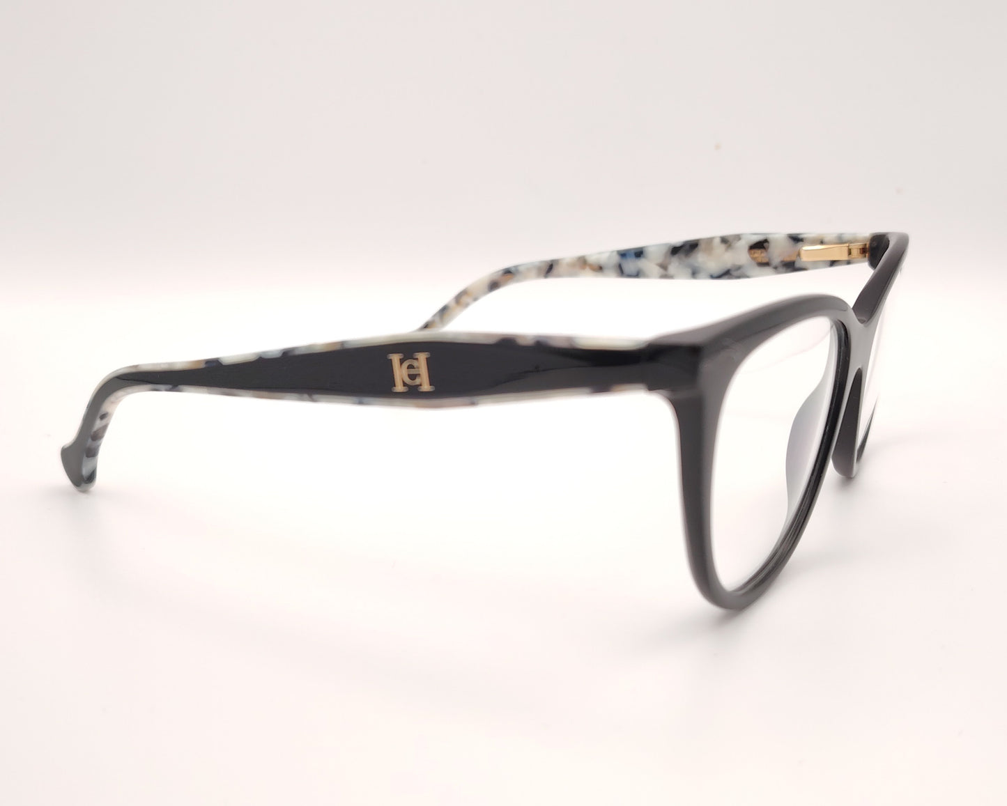 gafas carolina herrera negras con varillas moteadas y clip-on solar con lentes oscuras