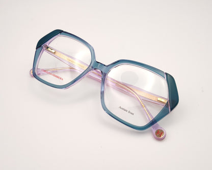 gafas graduadas con montura geométrica en tonos morado y verde agua, varillas rosadas y logo dorado de carolina herrera