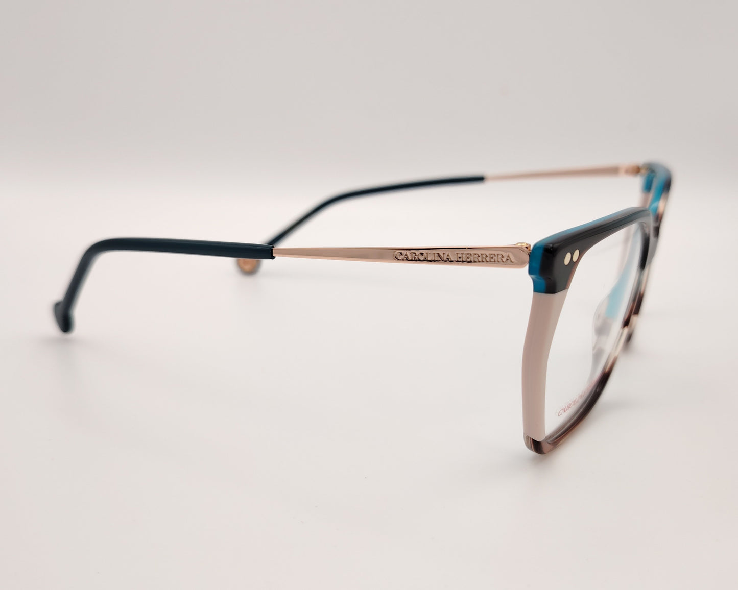 gafas graduadas carolina herrera de acetato fino en azul turquesa, beige y carey con varillas metálicas doradas