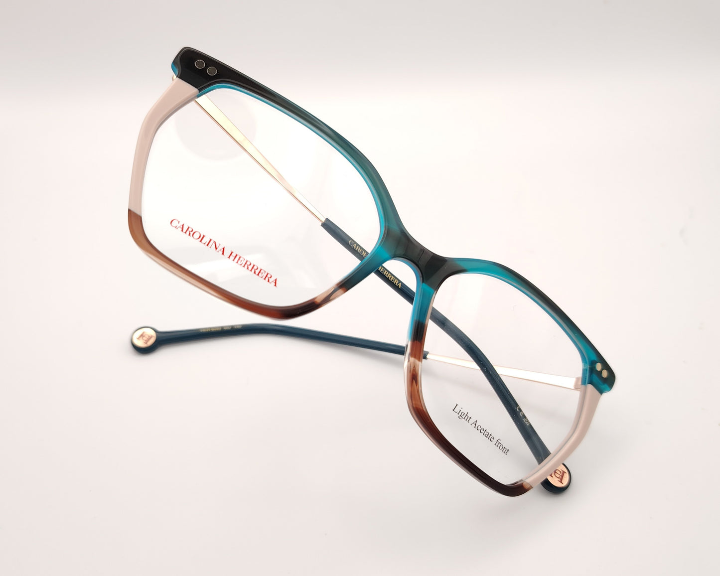gafas graduadas carolina herrera de acetato fino en azul turquesa, beige y carey con varillas metálicas doradas