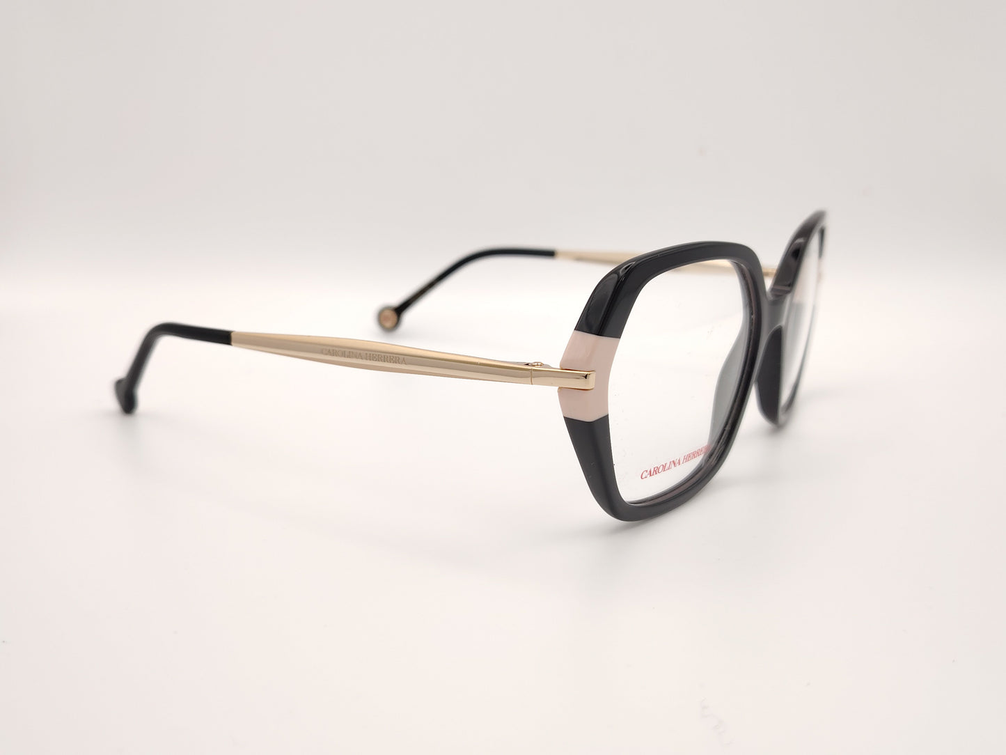 gafas carolina herrera de acetato en color negro con detalles en beige y varillas doradas 