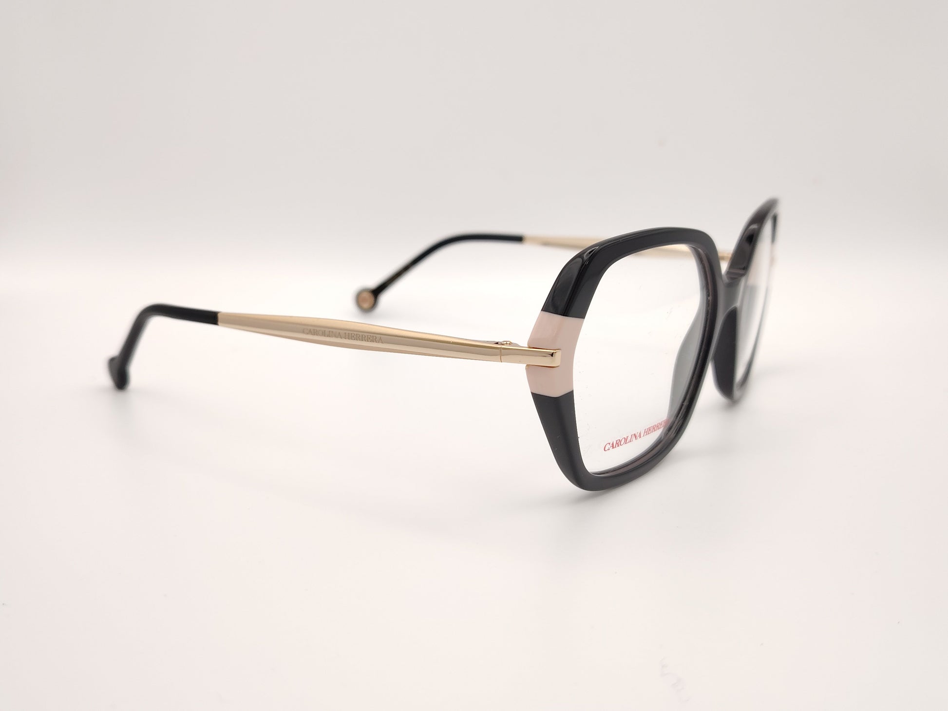 gafas carolina herrera de acetato en color negro con detalles en beige y varillas doradas 
