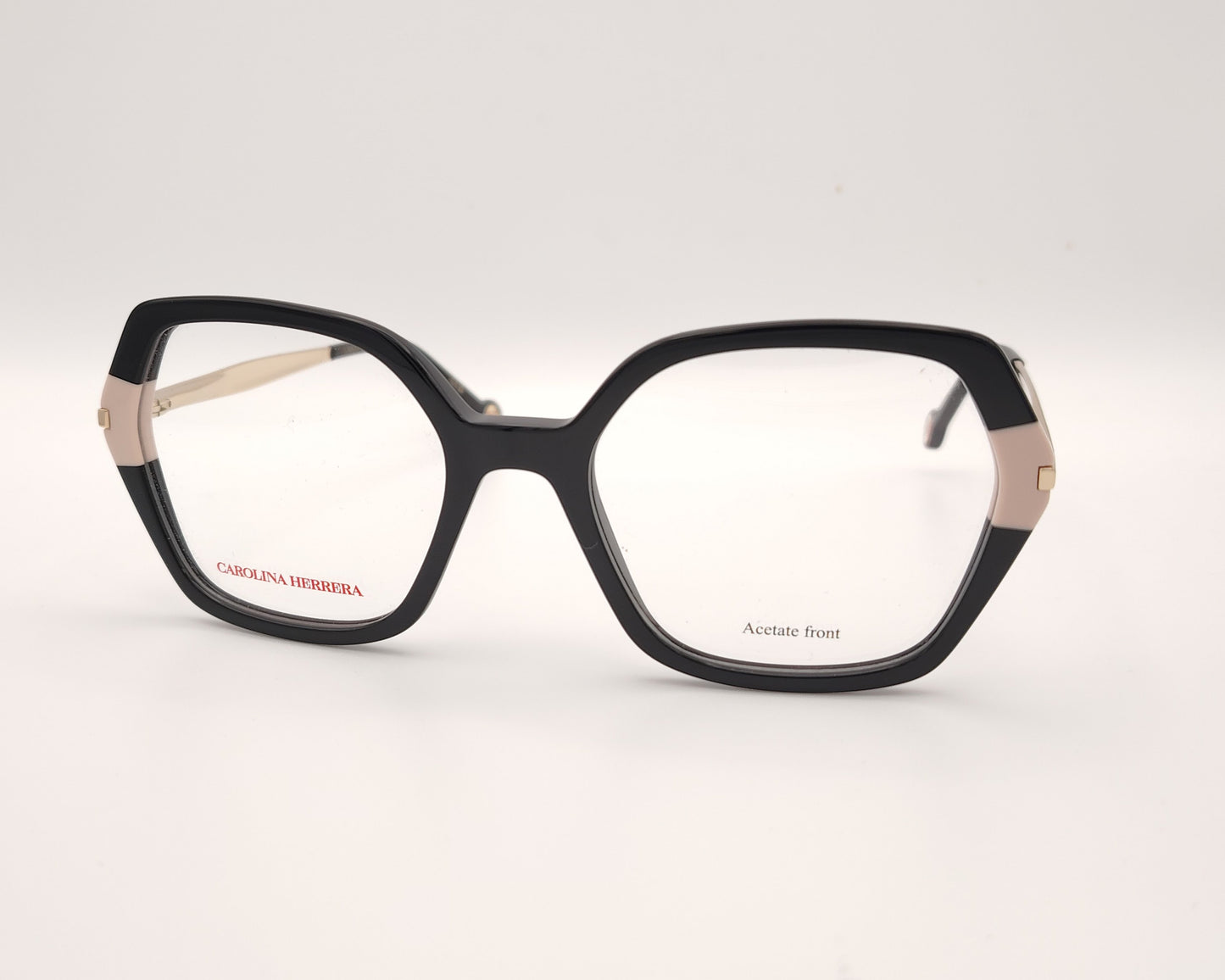 gafas carolina herrera de acetato en color negro con detalles en beige y varillas doradas 
