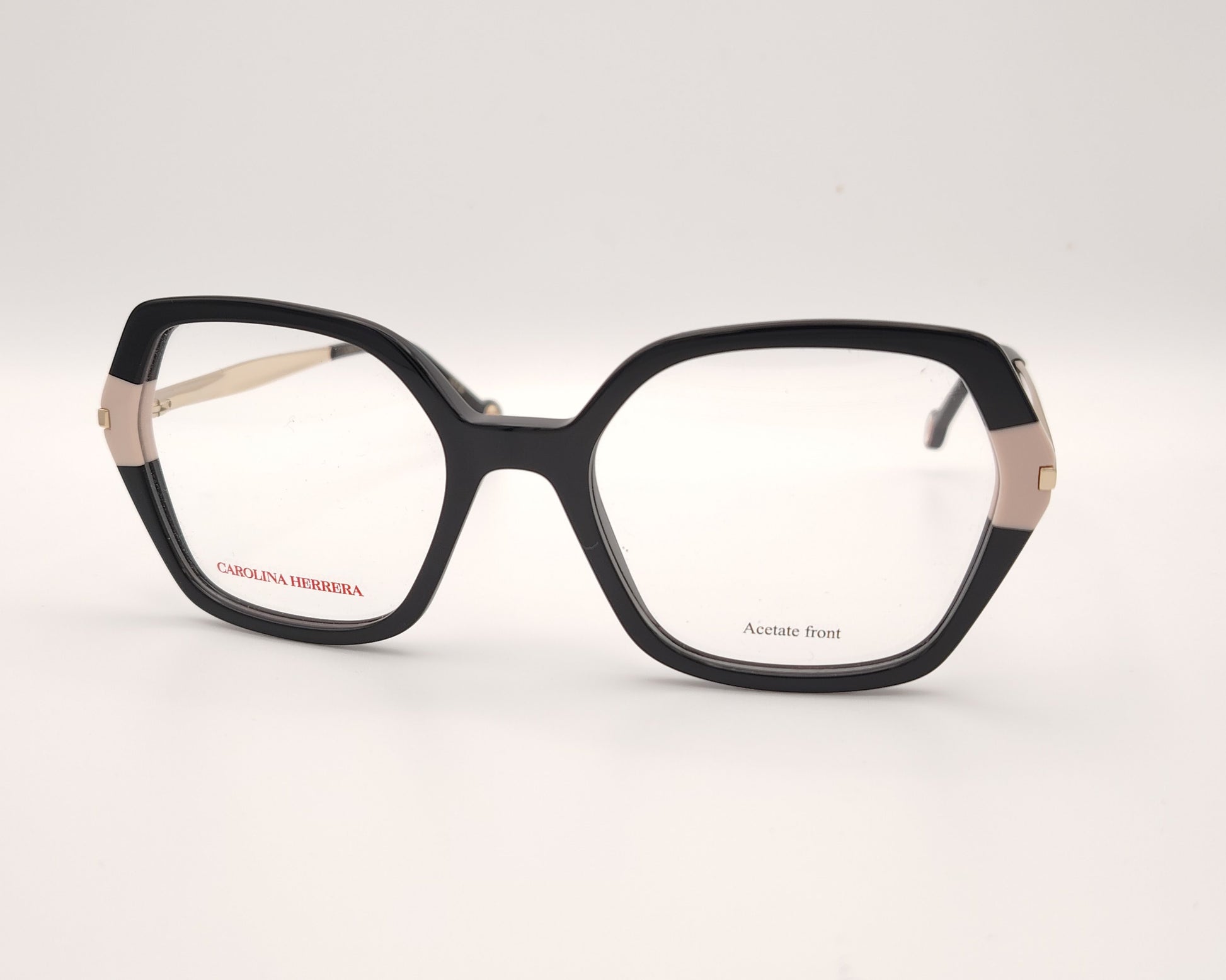 gafas carolina herrera de acetato en color negro con detalles en beige y varillas doradas 
