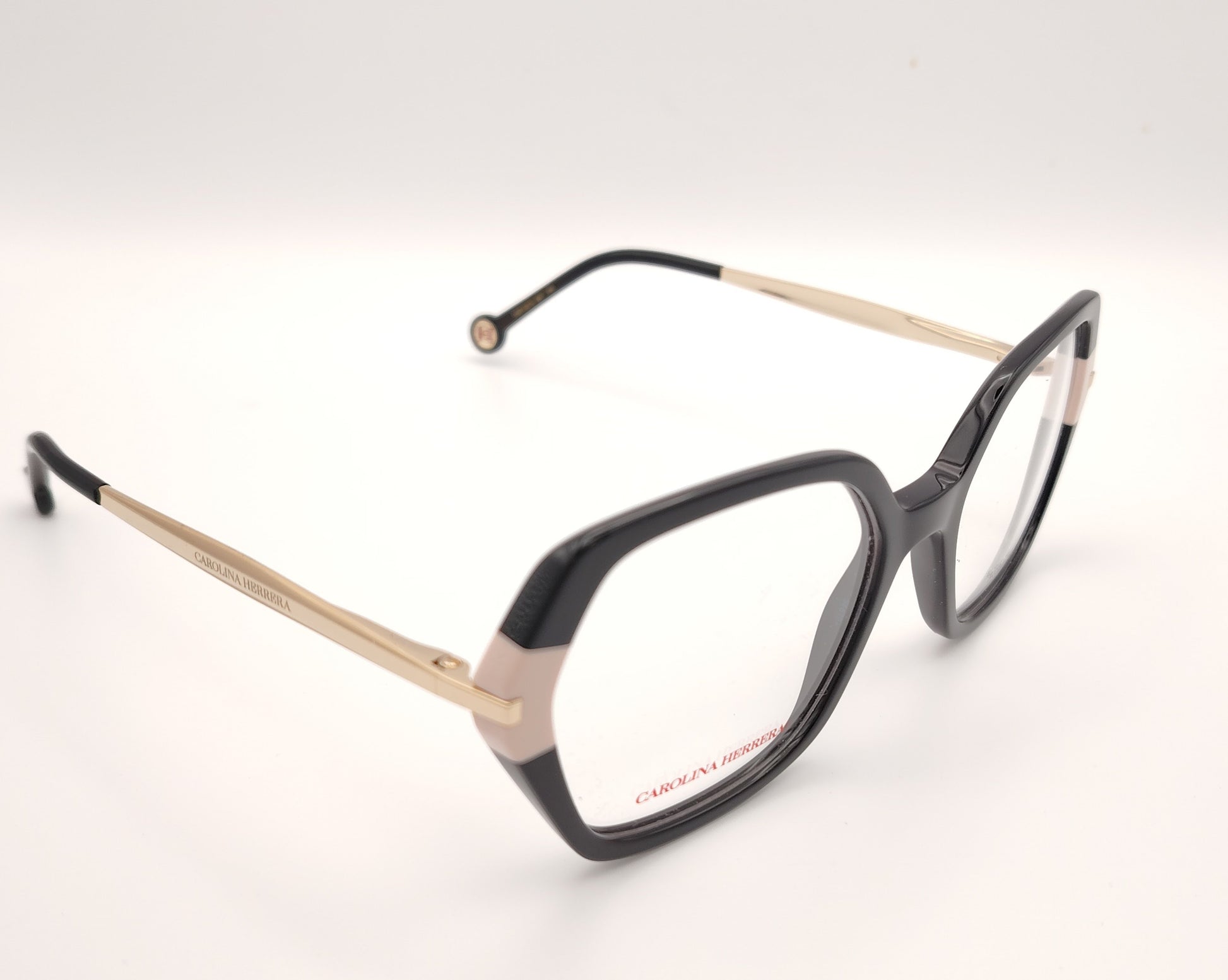 gafas carolina herrera de acetato en color negro con detalles en beige y varillas doradas 