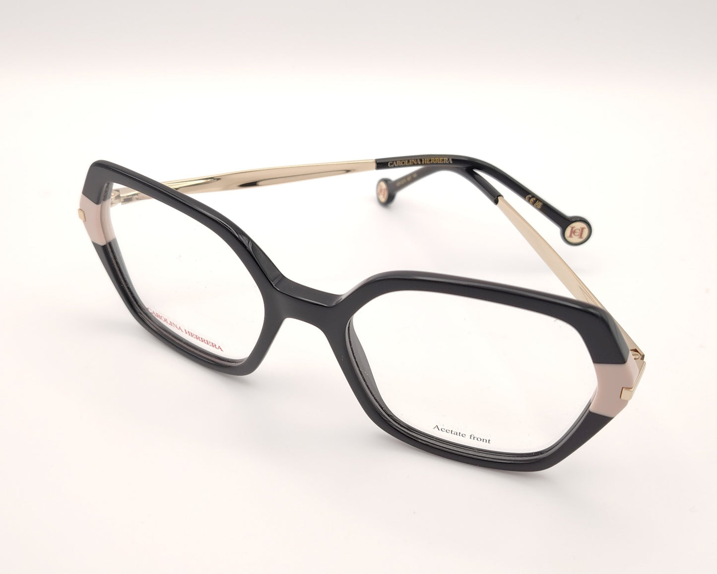 gafas carolina herrera de acetato en color negro con detalles en beige y varillas doradas 