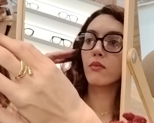 gafas  carolina herrera de pasta negra con detalle en beige y varillas doradas