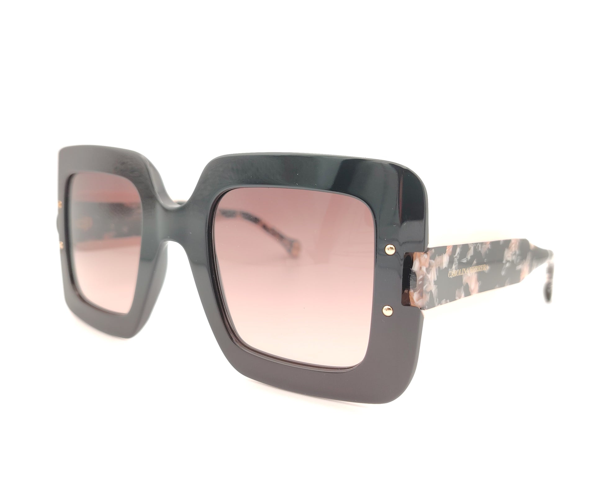 gafas de sol carolina herrera oversize negras con lentes rosadas degradadas y varillas marmoleadas