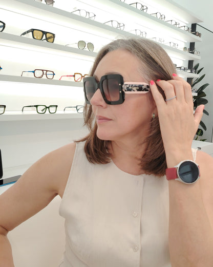 gafas de sol carolina herrera oversize negras con lentes rosadas degradadas y varillas marmoleadas