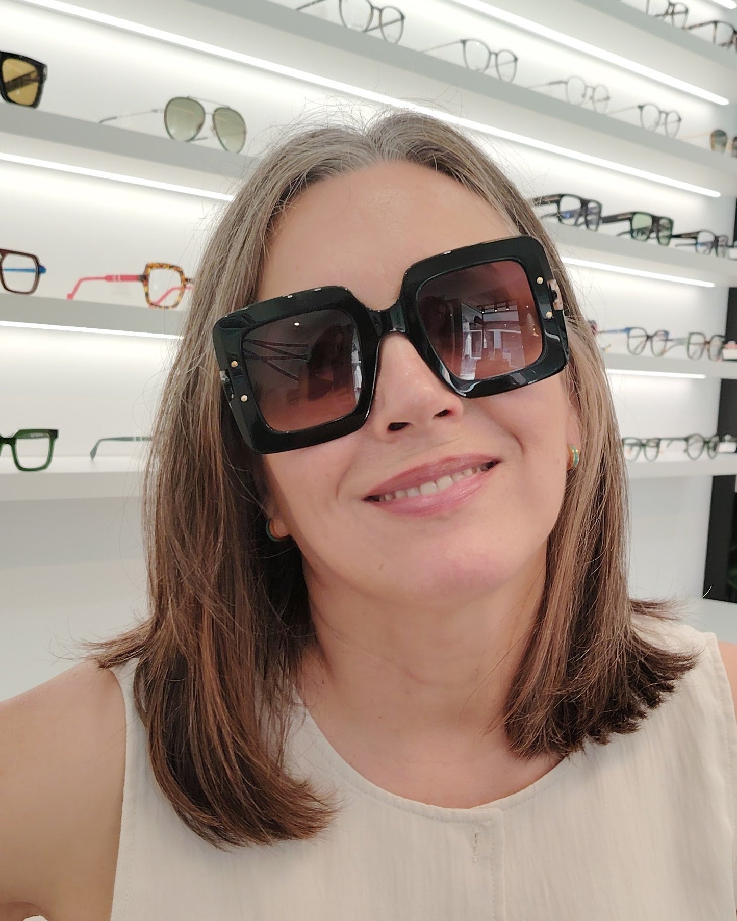 gafas de sol carolina herrera oversize negras con lentes rosadas degradadas y varillas marmoleadas