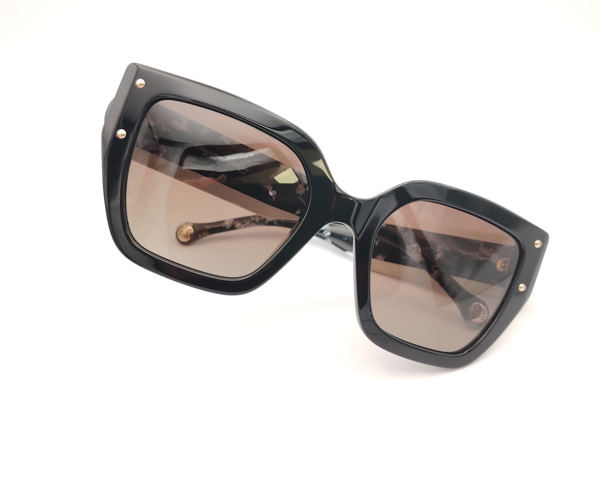 gafas de sol cuadradas en negro con varillas anchas efecto mármol en blanco y negro y lentes oscuras