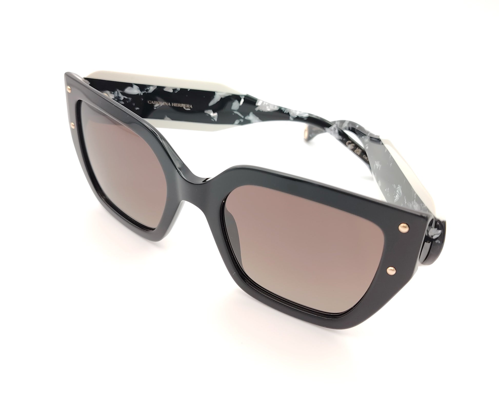 gafas de sol cuadradas en negro con varillas anchas efecto mármol en blanco y negro y lentes oscuras