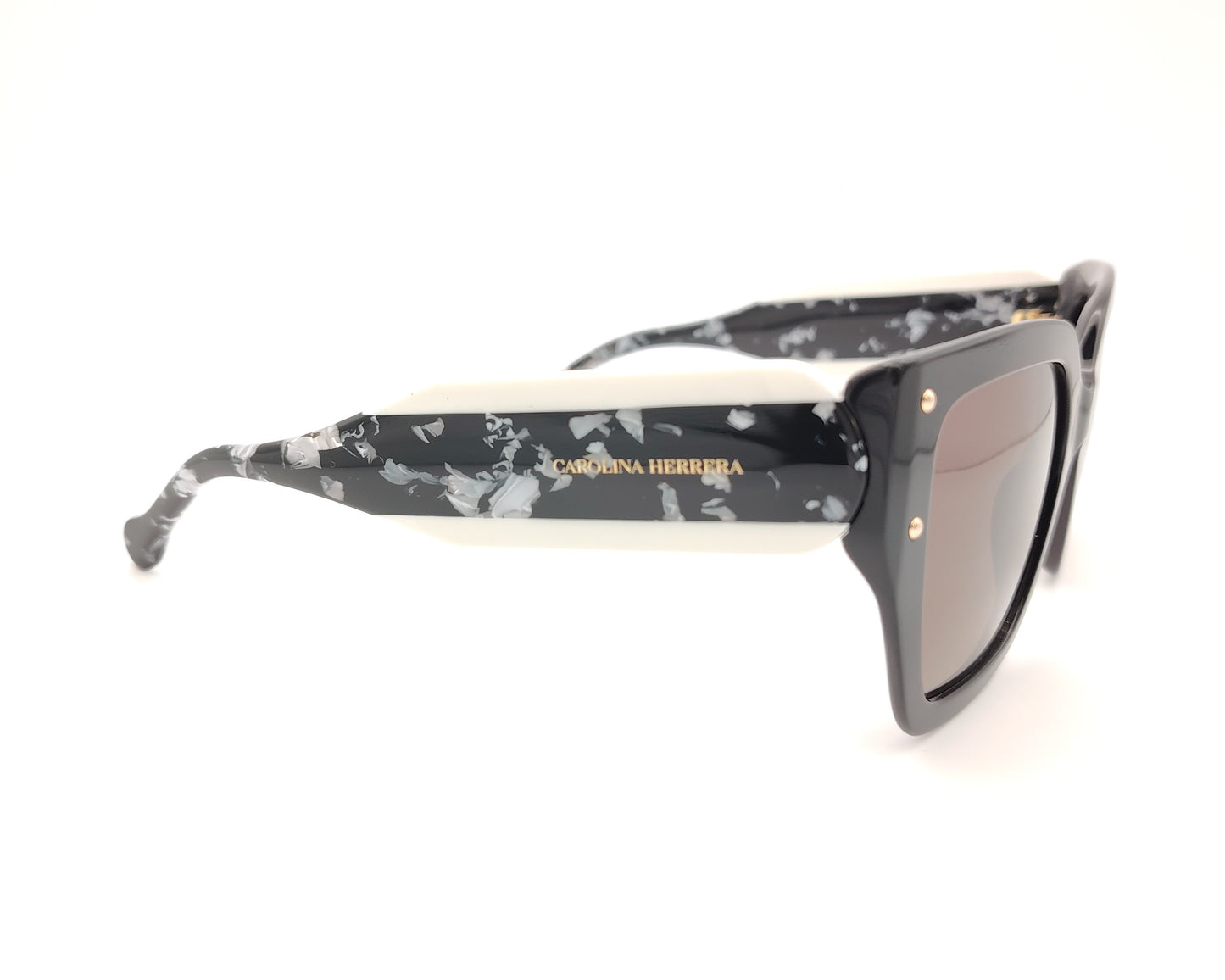 gafas de sol cuadradas en negro con varillas anchas efecto mármol en blanco y negro y lentes oscuras