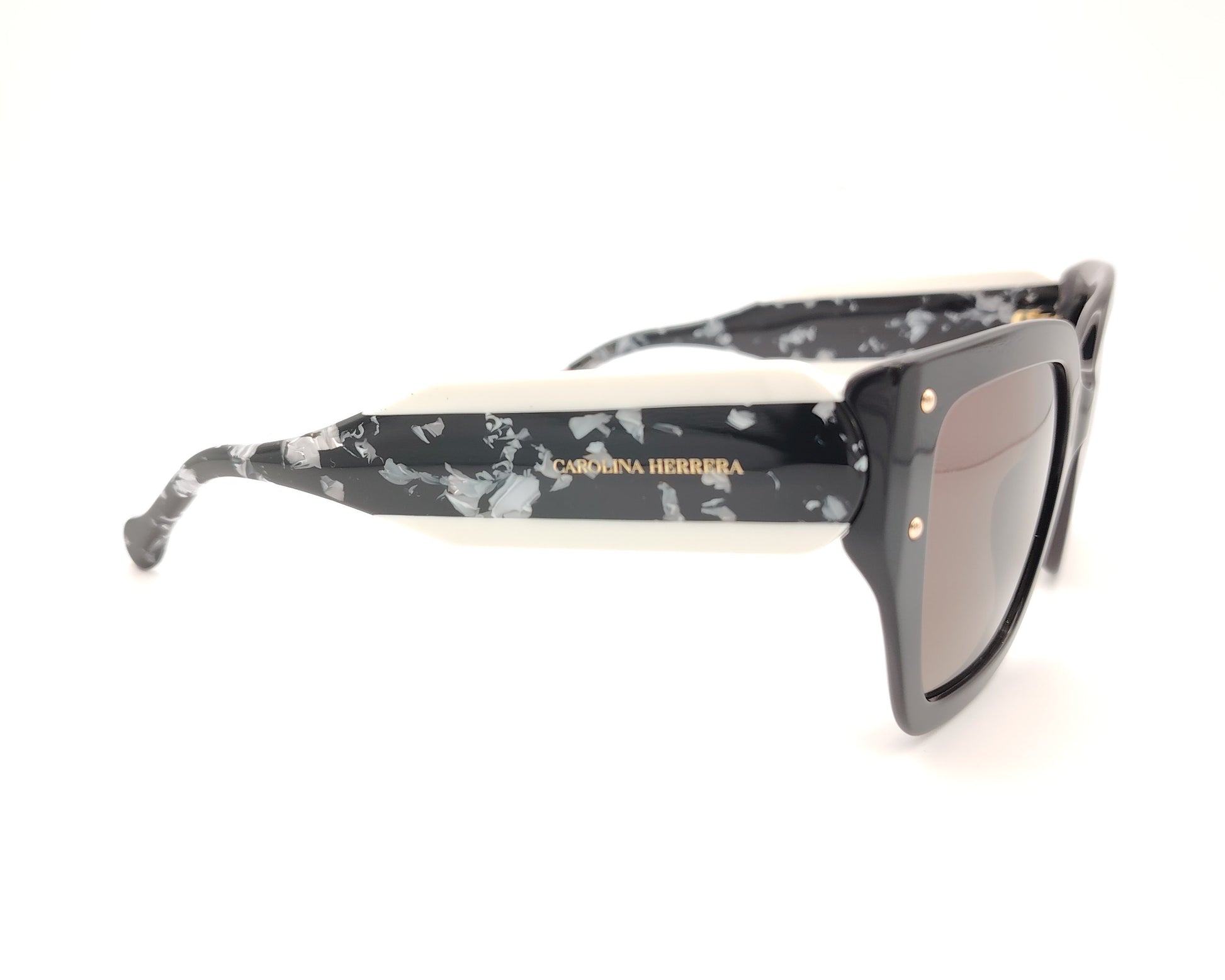 gafas de sol cuadradas en negro con varillas anchas efecto mármol en blanco y negro y lentes oscuras