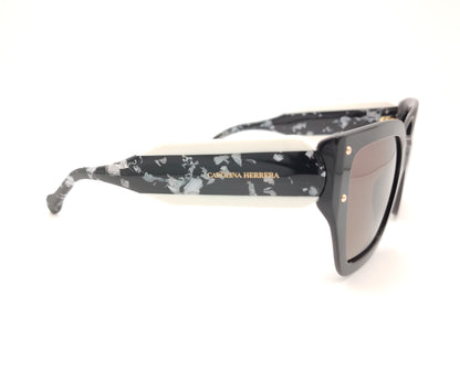 gafas de sol cuadradas en negro con varillas anchas efecto mármol en blanco y negro y lentes oscuras