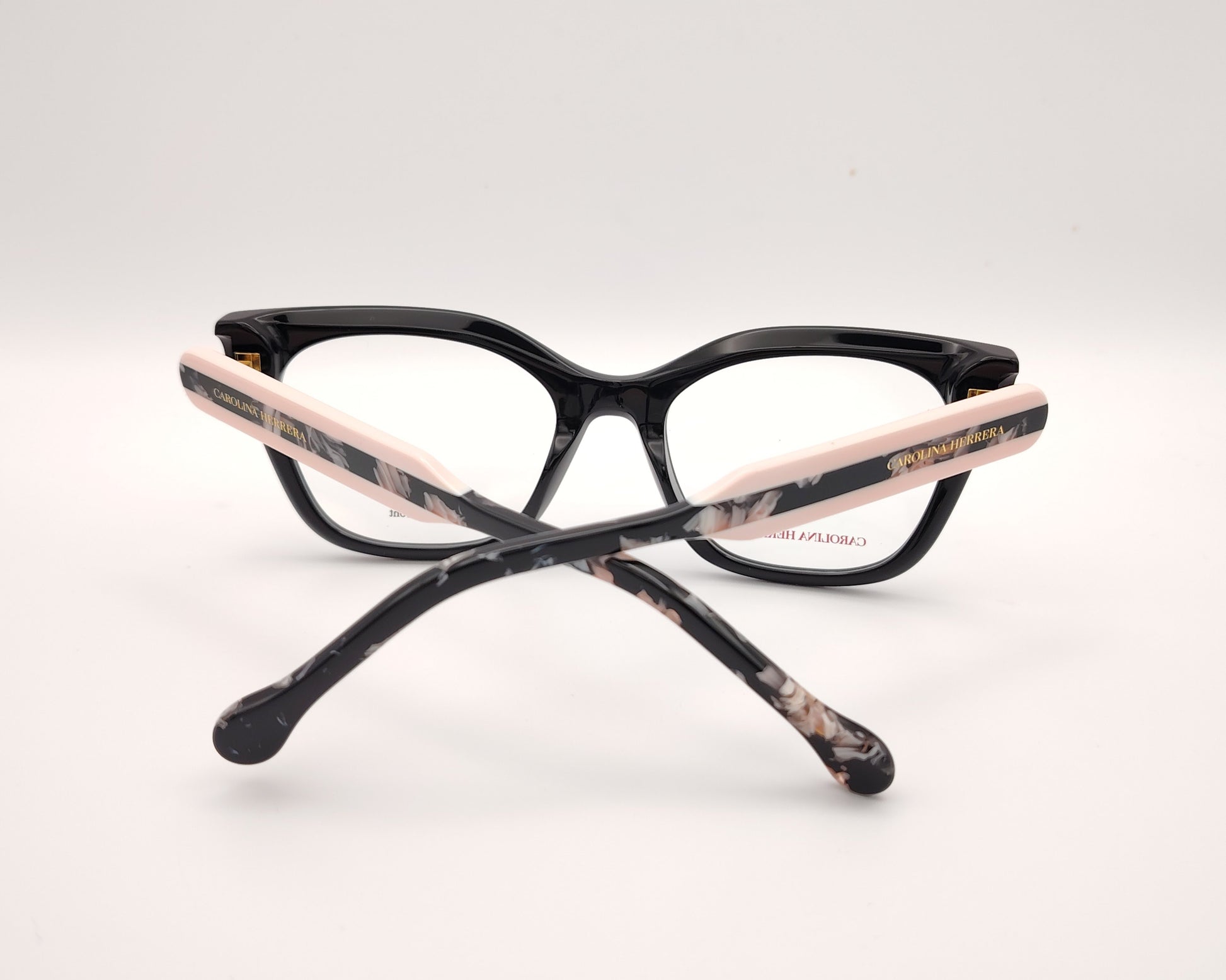 gafas graduadas carolina herrera de forma cuadrada en negro con varillas rosa claro y detalles marmolados