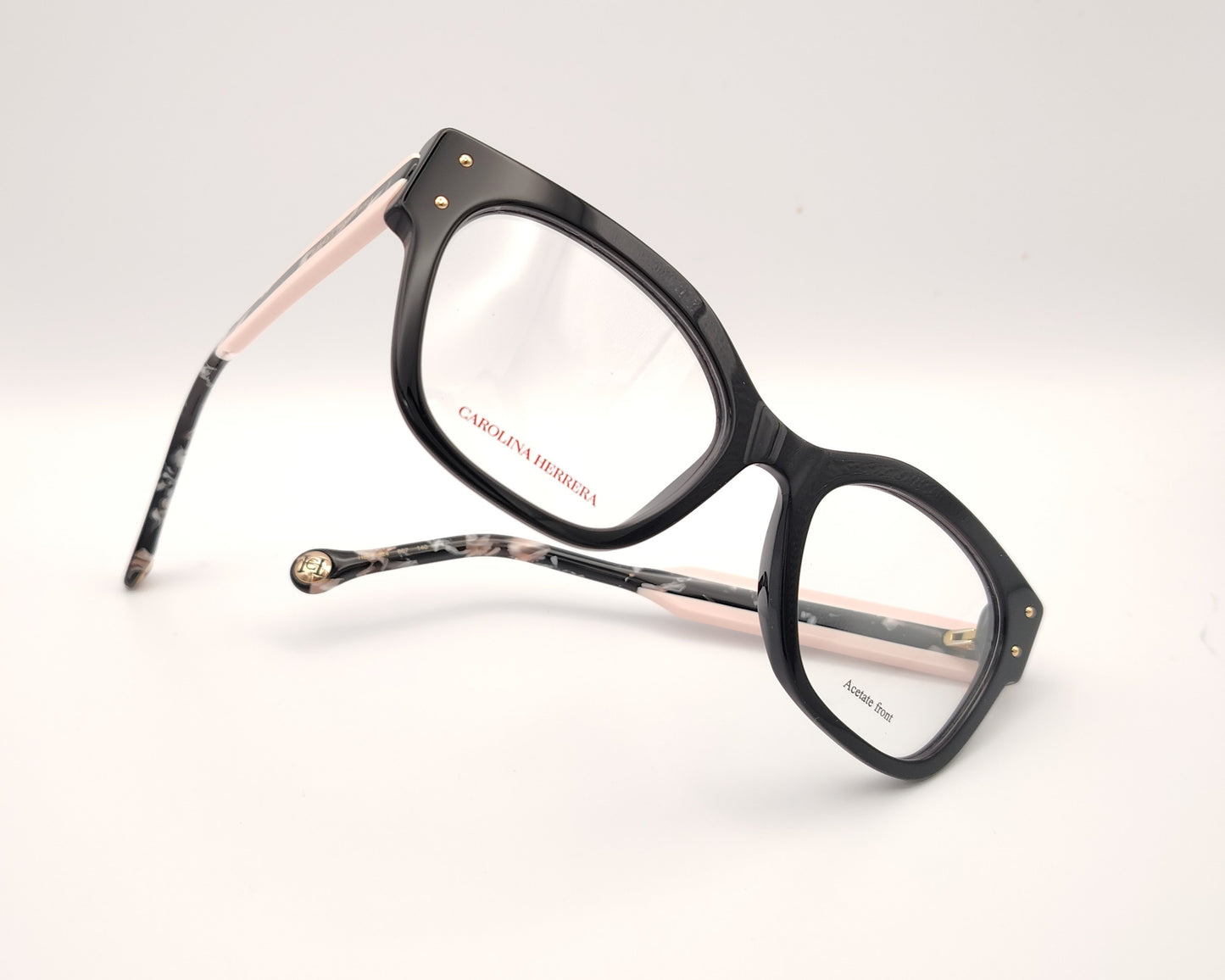 gafas graduadas carolina herrera de forma cuadrada en negro con varillas rosa claro y detalles marmolados