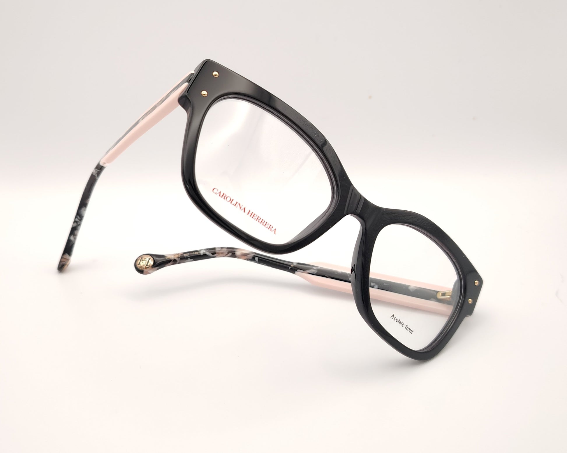 gafas graduadas carolina herrera de forma cuadrada en negro con varillas rosa claro y detalles marmolados