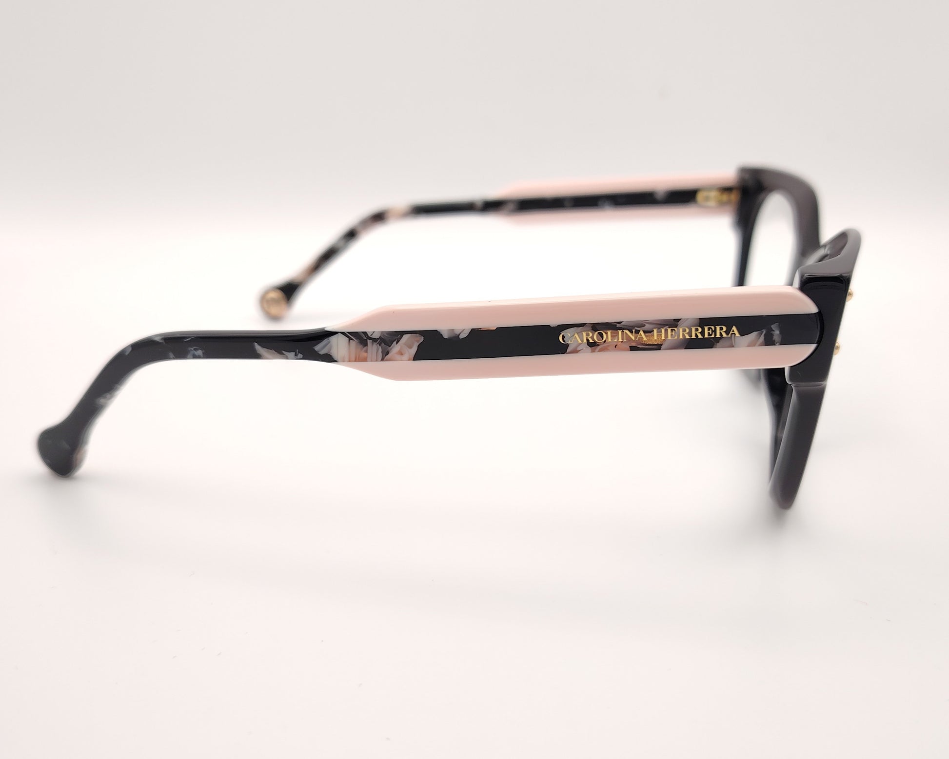 gafas graduadas carolina herrera de forma cuadrada en negro con varillas rosa claro y detalles marmolados