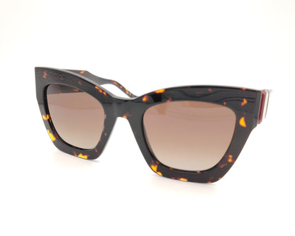 gafas de sol carolina herrera carey con cristales marrones y varillas con detalles en burdeos y logo en dorado