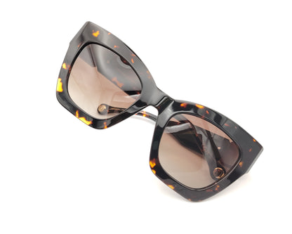 gafas de sol carolina herrera carey con cristales marrones y varillas con detalles en burdeos y logo en dorado