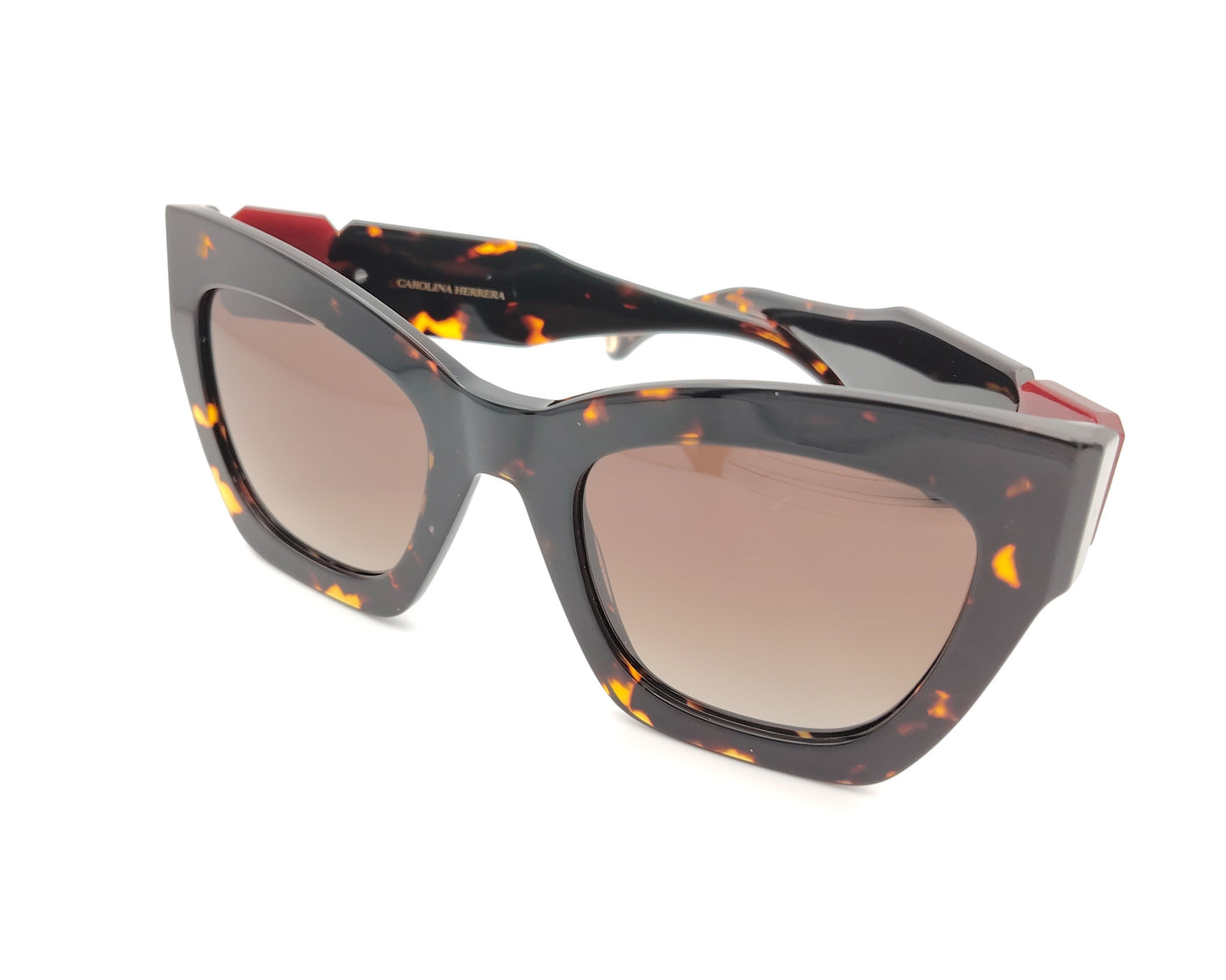 gafas de sol carolina herrera carey con cristales marrones y varillas con detalles en burdeos y logo en dorado