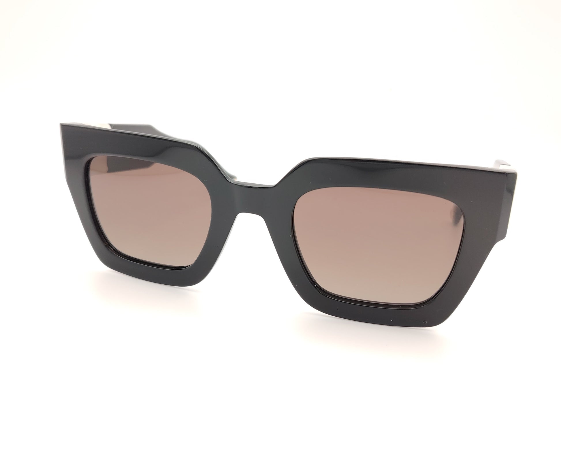 gafas de sol carolina herrera negras con varillas anchas con detalle en blanco nacarado y cristales marrones