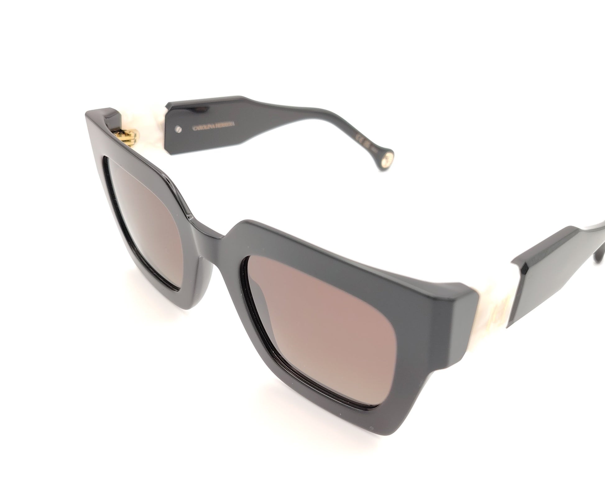 gafas de sol carolina herrera negras con varillas anchas con detalle en blanco nacarado y cristales marrones