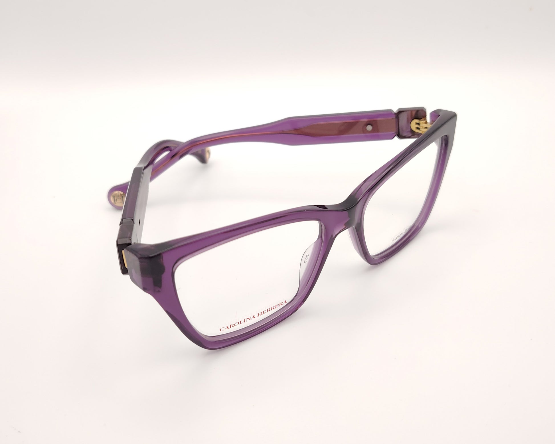 gafas graduadas carolina herrera de forma cuadrada en acetato translúcido morado con detalle dorado en las varillas