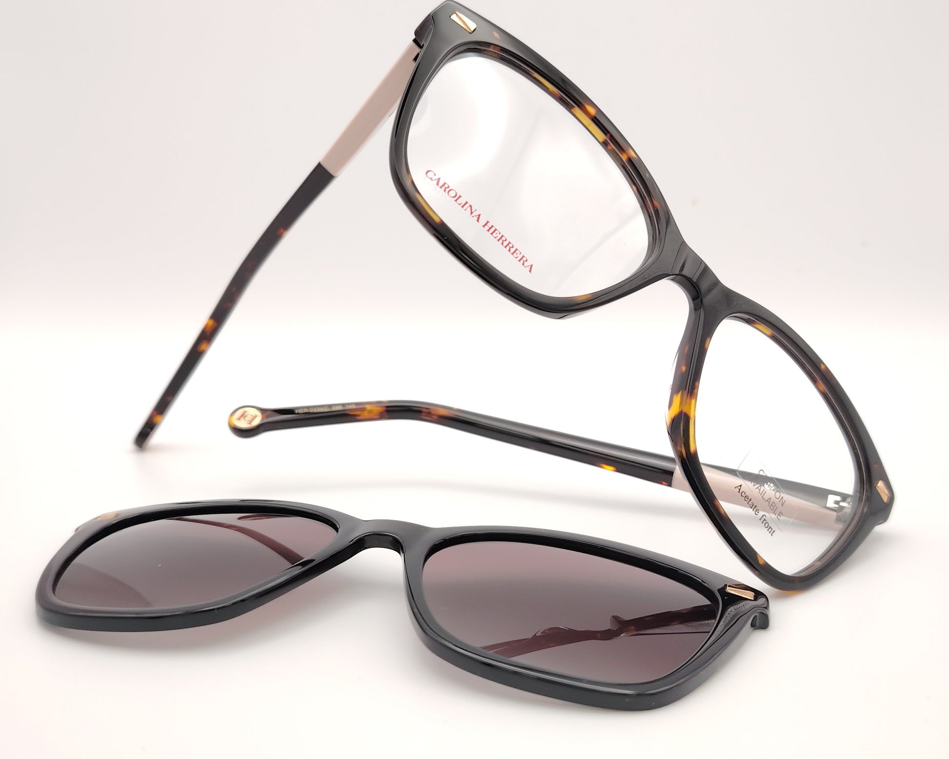 gafas graduadas carolina herrera de forma cat eye en carey oscuro con varillas negro y rosa claro y clip on solar