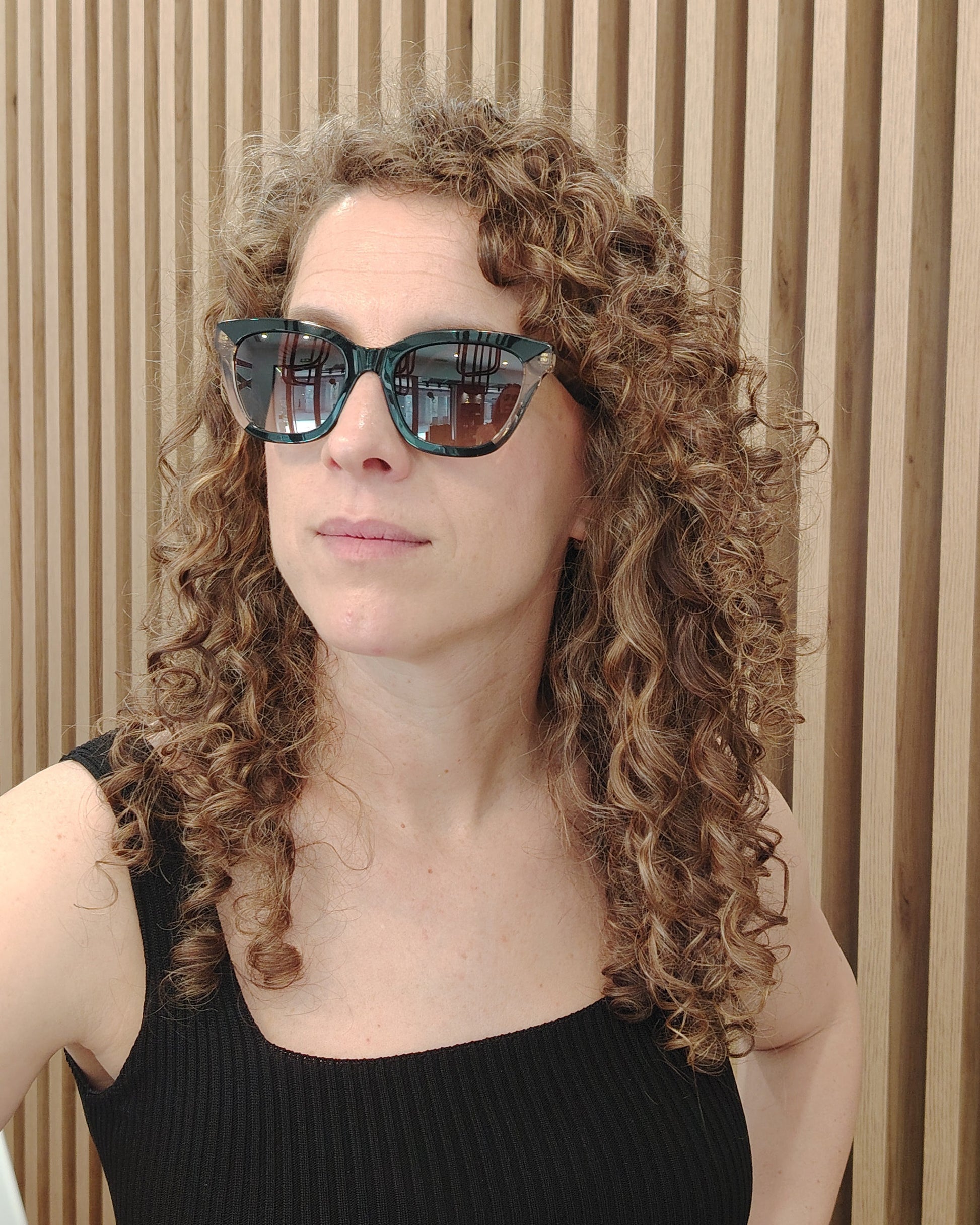 gafas de sol carolina herrera cat eye negras y nude translúcidas con lentes degradadas marrones