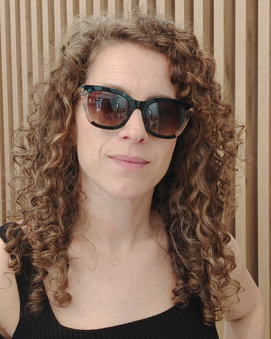 gafas de sol carolina herrera cat eye negras y nude translúcidas con lentes degradadas marrones