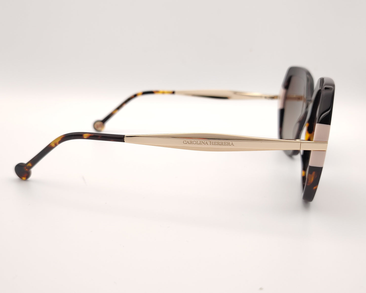 gafas de sol carolina herrera oversize geométricas carey con detalles nude y varillas doradas