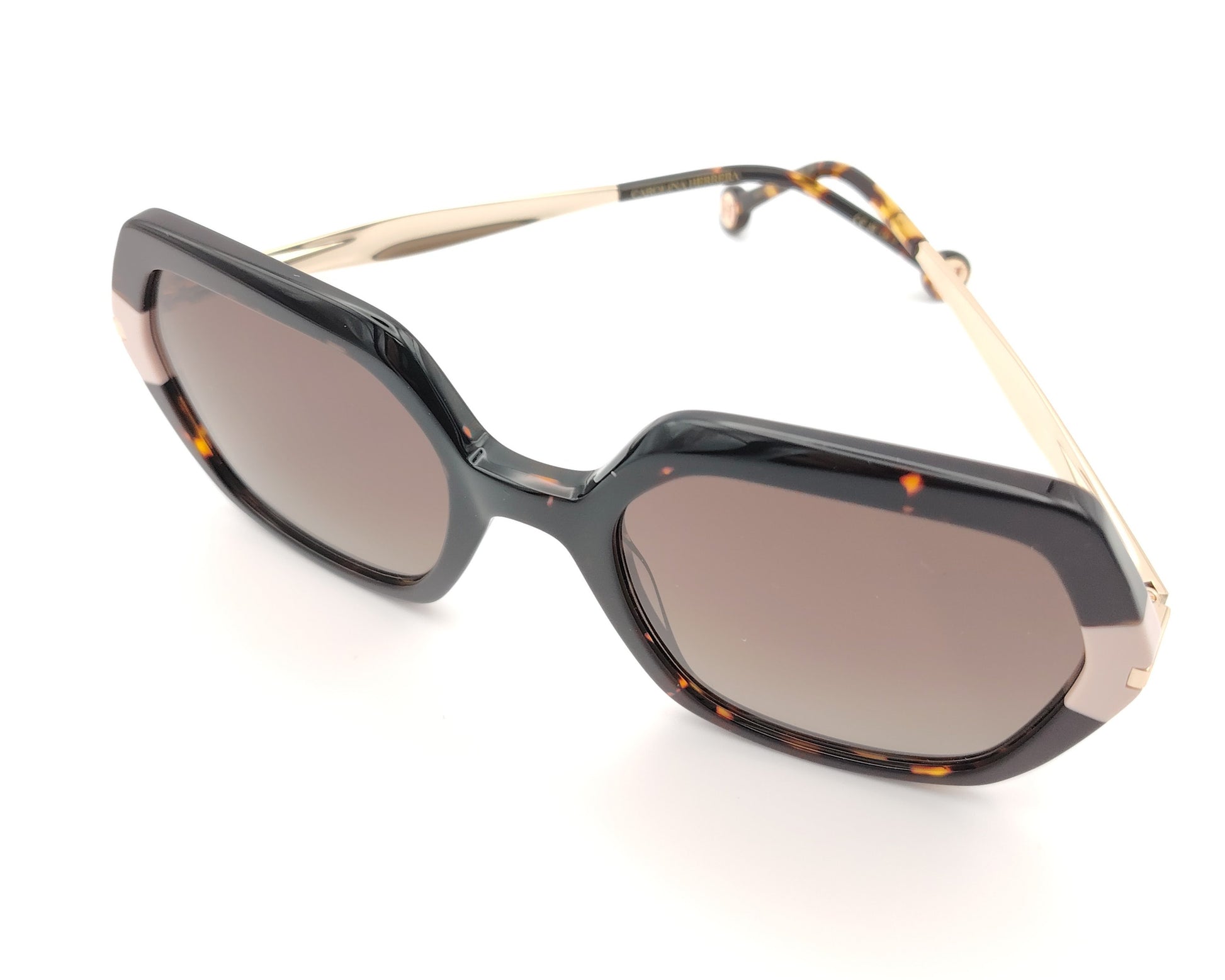 gafas de sol carolina herrera oversize geométricas carey con detalles nude y varillas doradas
