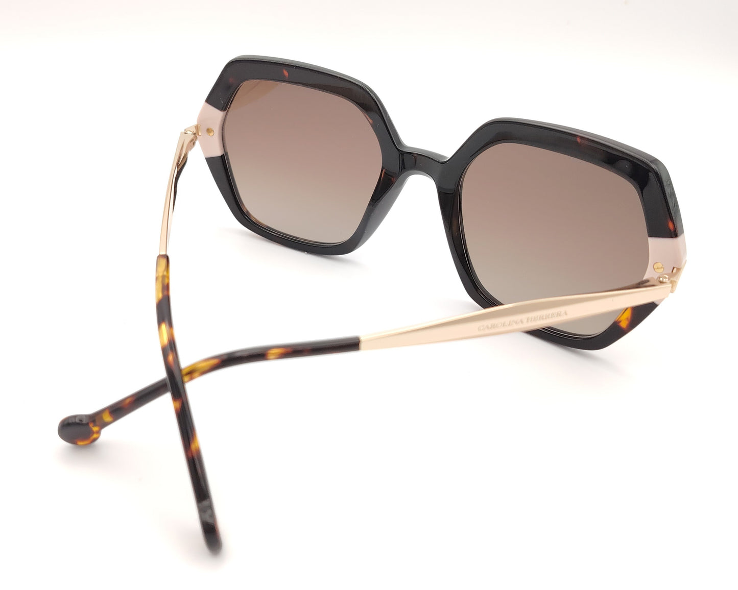 gafas de sol carolina herrera oversize geométricas carey con detalles nude y varillas doradas