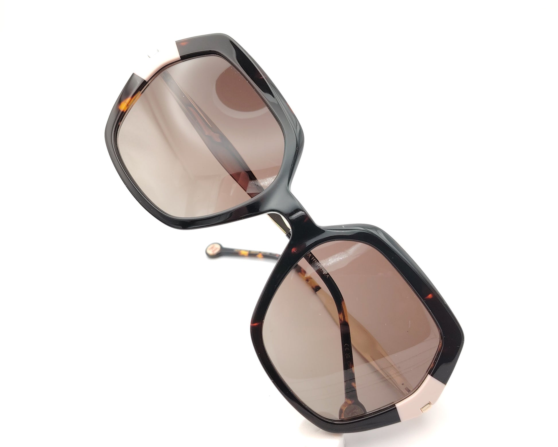 gafas de sol carolina herrera oversize geométricas carey con detalles nude y varillas doradas