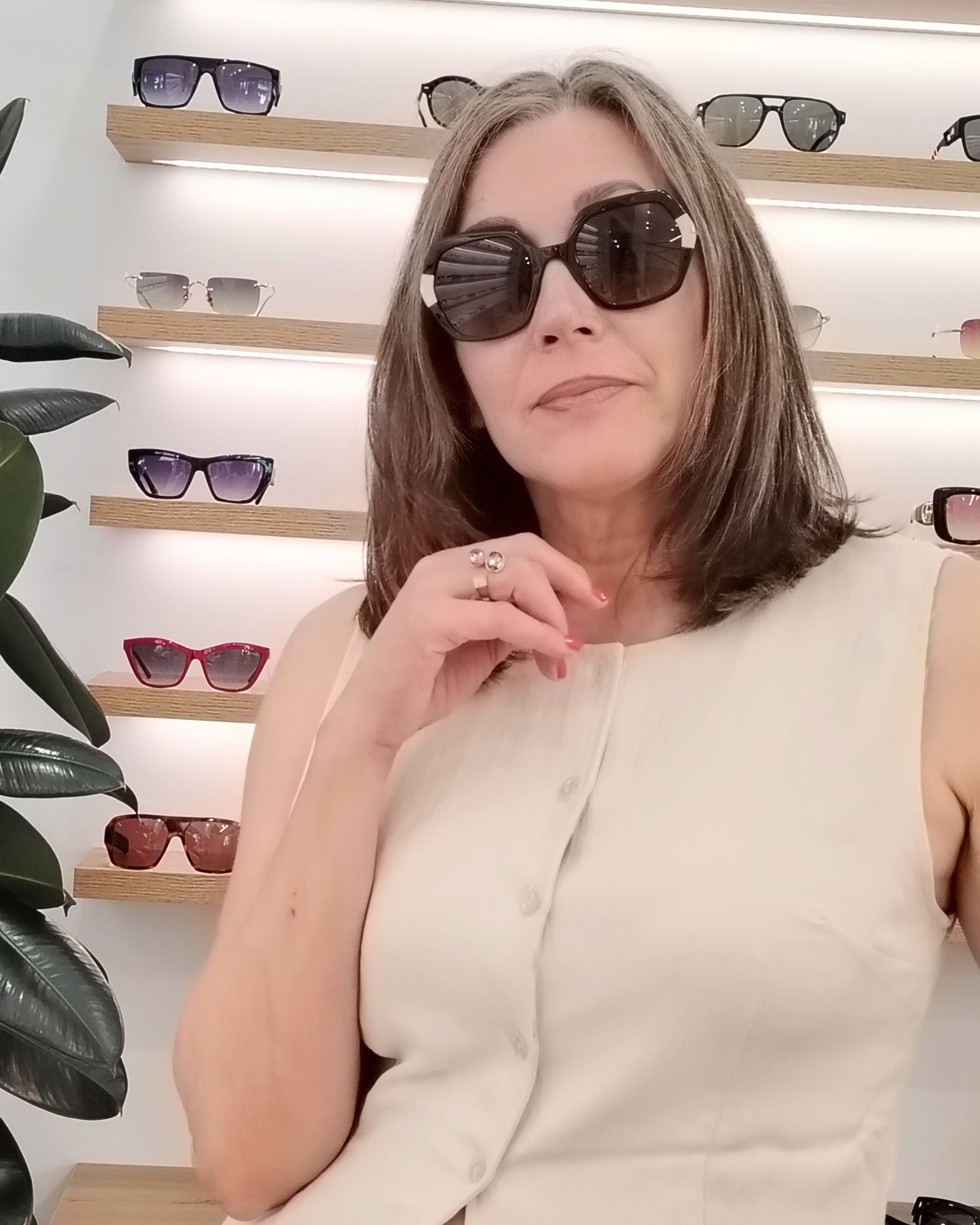gafas de sol carolina herrera oversize geométricas carey con detalles nude y varillas doradas