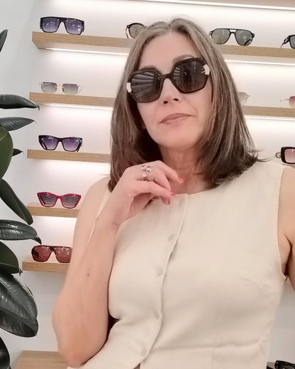 gafas de sol carolina herrera oversize geométricas carey con detalles nude y varillas doradas