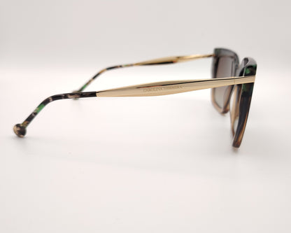 gafas de sol carolina herrera de acetato  forma cuadrada en verde y marrón con detalle carey y varillas doradas