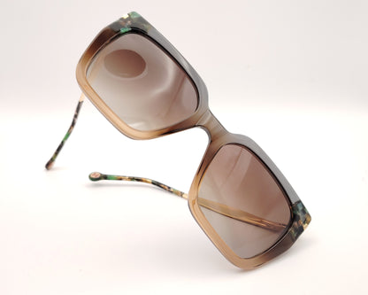 gafas de sol carolina herrera de acetato  forma cuadrada en verde y marrón con detalle carey y varillas doradas